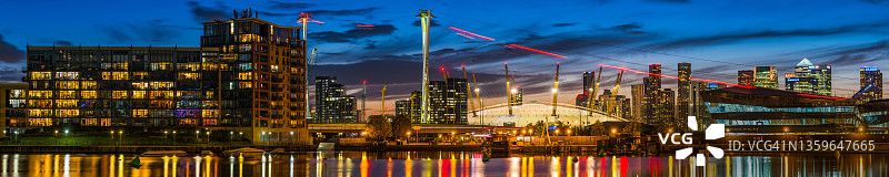 伦敦码头区金丝雀码头黄昏夜景图片素材