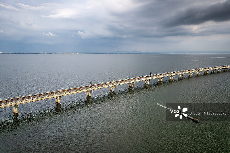 泰国中部最大水库帕萨克河水坝铁路桥上的当地火车航拍图片素材
