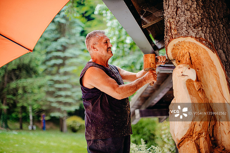 在树上制作图腾图片素材