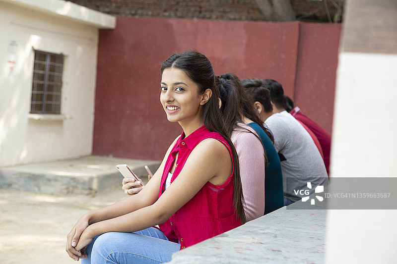 一排青少年学生图片素材