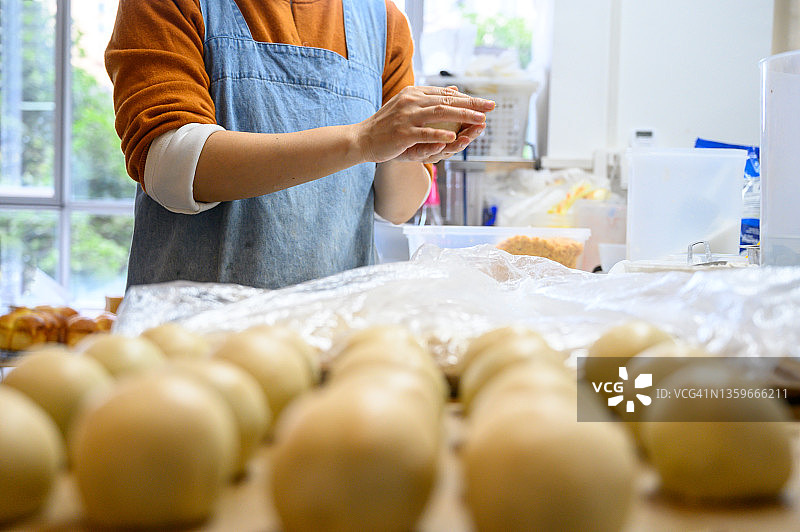 在厨房做面包的女人图片素材