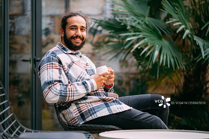 男人喝黑咖啡图片素材