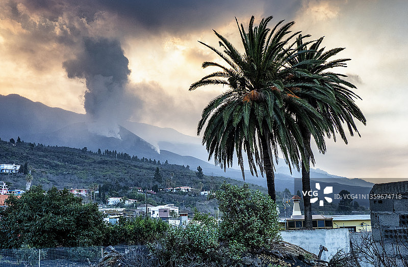 火山喷发，城镇房屋景观图片素材