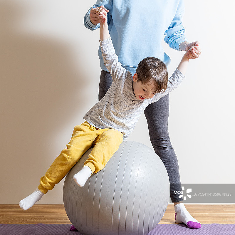 母子在家进行体育锻炼图片素材