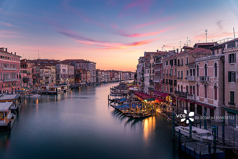 意大利威尼托威尼斯里亚托桥大运河上的贡多拉图片素材