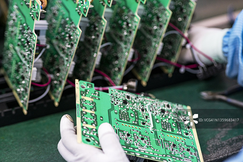 工人在流水线上工作图片素材