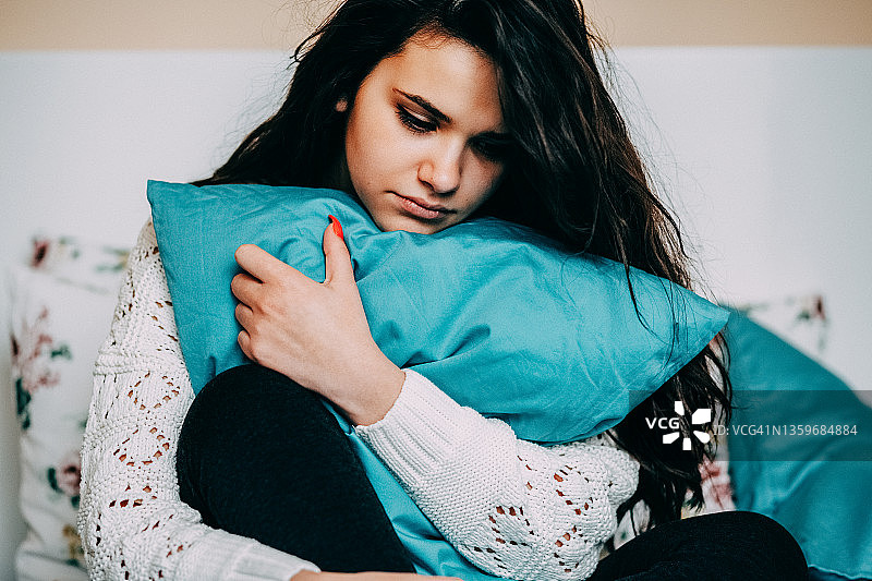 生病的女人在床上感染新冠图片素材