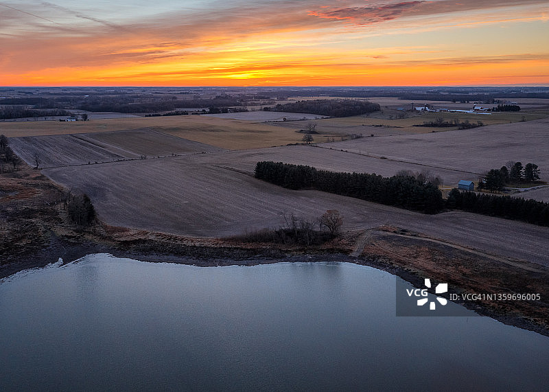 乡村农田上的晨光图片素材