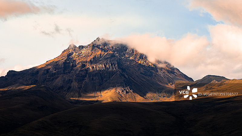 日落下的鲁米尼亚维火山图片素材