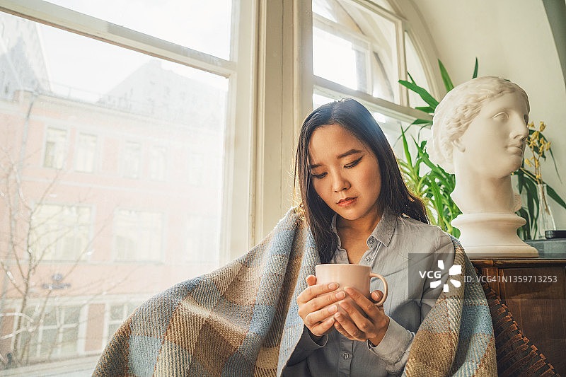穿蓝色牛仔裤的年轻亚洲女性图片素材