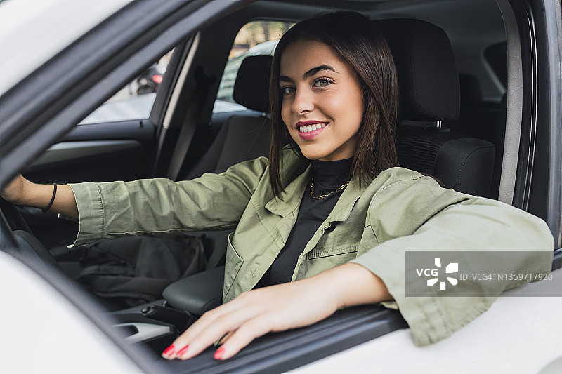 年轻女子开车图片素材