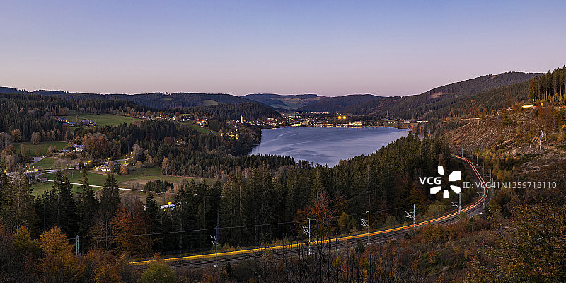 德国巴登-符腾堡州蒂蒂湖-新城，黑森林铁路和蒂蒂湖全景图片素材