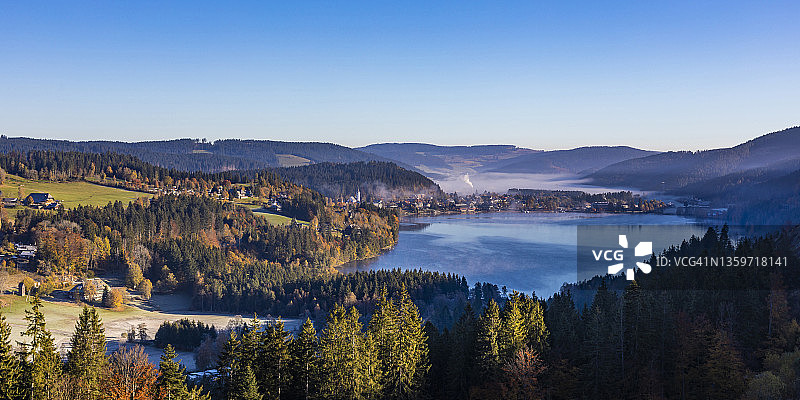 德国巴登-符腾堡州蒂蒂湖-新城秋季蒂蒂湖及背景城镇图片素材