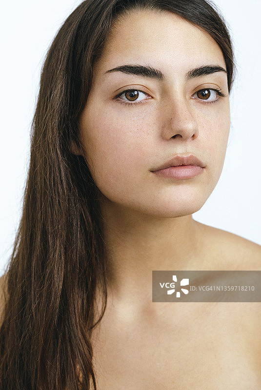 留着棕色长发的赤膊年轻女人图片素材