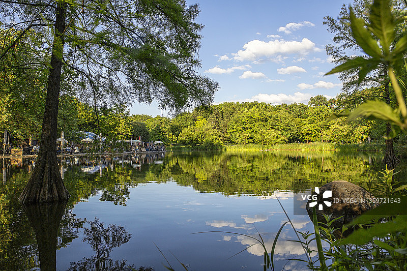 德国巴伐利亚慕尼黑西公园的莫尔湖和啤酒花园图片素材