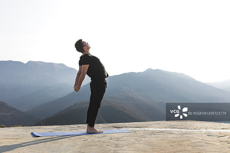 男子在山景中伸展双手锻炼图片素材