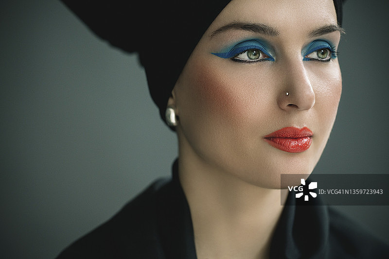 画着眼妆的时尚女人图片素材