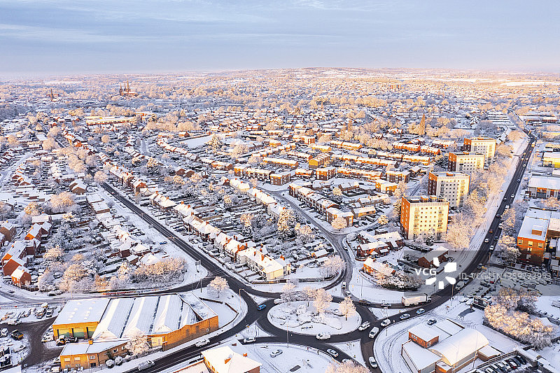 英国利奇菲尔德：黄昏时分白雪覆盖的城市鸟瞰图片素材