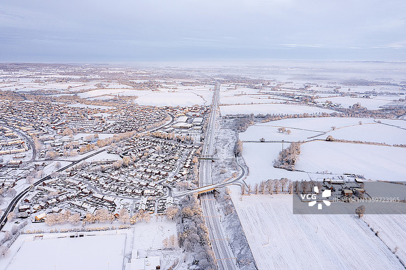 英国利奇菲尔德黄昏时分白雪覆盖的郊区鸟瞰图片素材