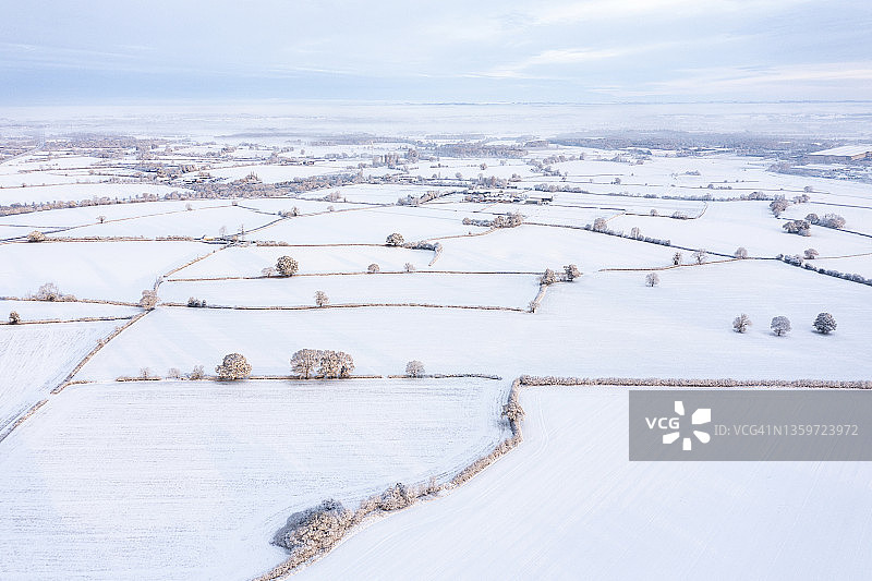 英国利奇菲尔德雪景航拍：覆盖白雪的田野图片素材