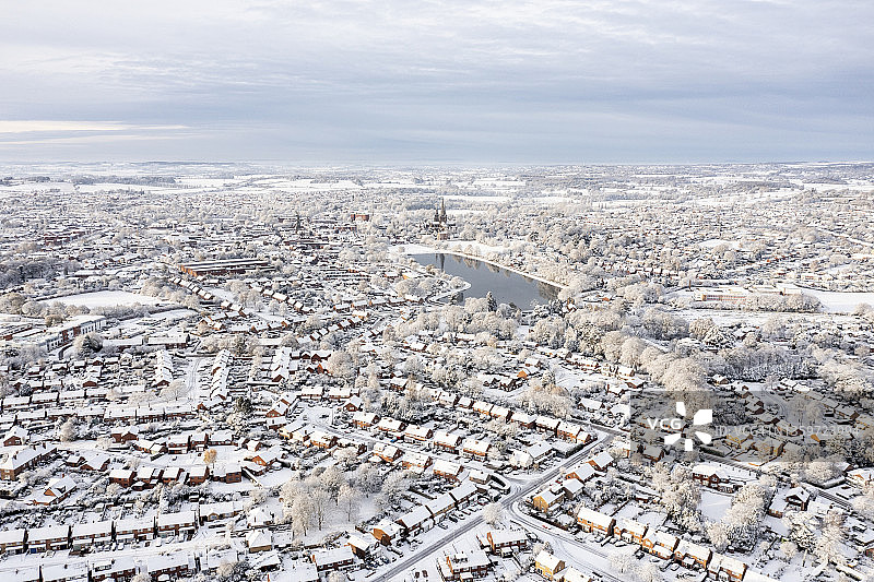 英国利奇菲尔德雪景航拍：城市与小湖图片素材