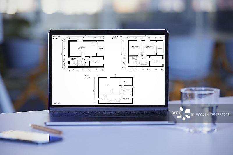 办公室办公桌笔记本电脑屏幕上的蓝图图片素材