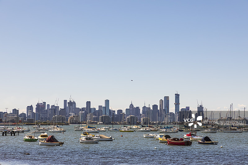 澳大利亚墨尔本威廉stown港口船只与城市天际线图片素材