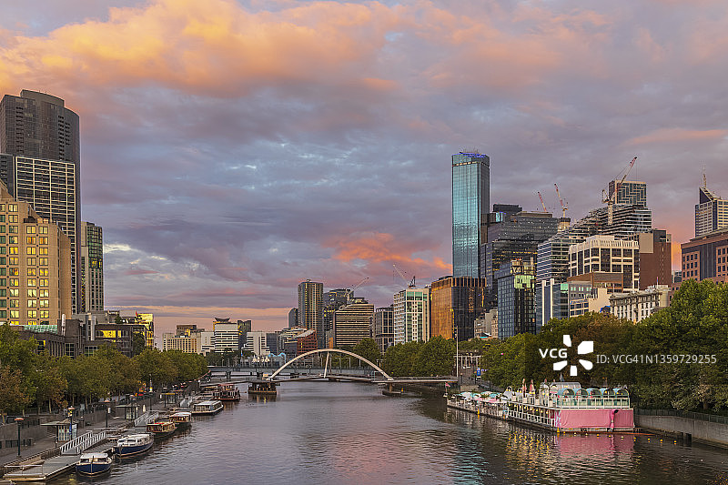澳大利亚墨尔本，维多利亚州，亚拉河南岸运河及埃文·沃克大桥图片素材