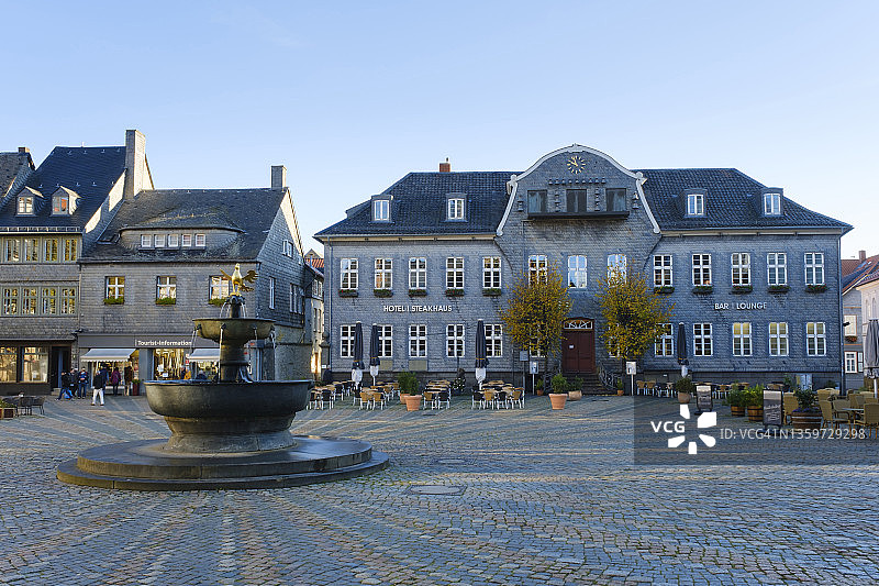 德国下萨克森州戈斯拉尔历史市场广场中心的喷泉图片素材