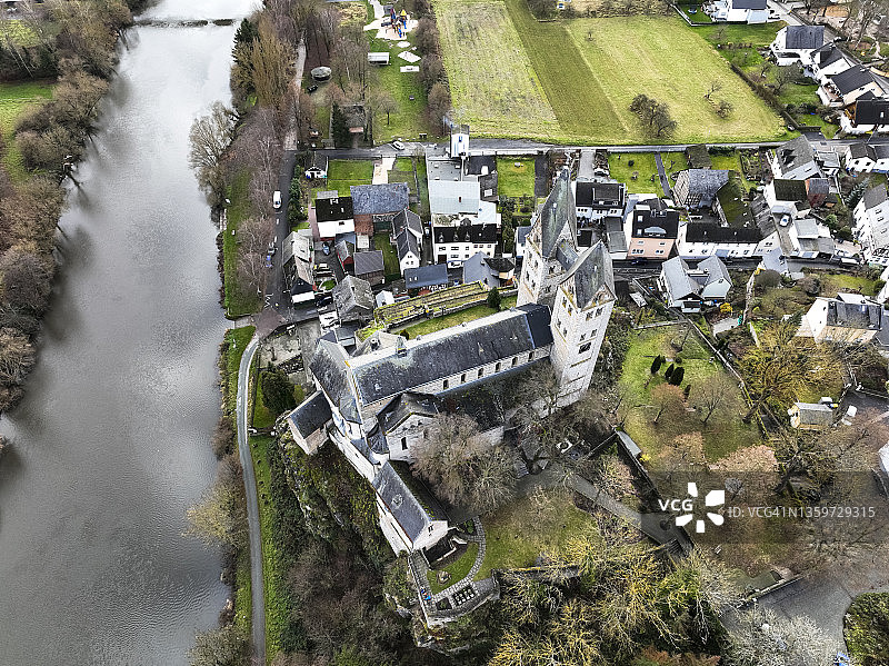 德国黑森州林堡拉恩河畔迪特基兴吕本提乌斯教堂和拉恩河的直升机景观图片素材