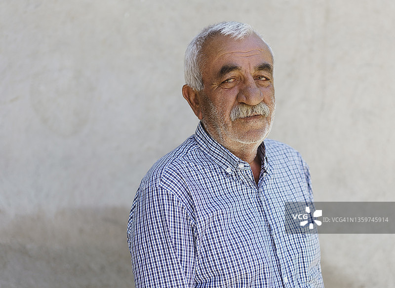 白墙前成熟男人的特写图片素材