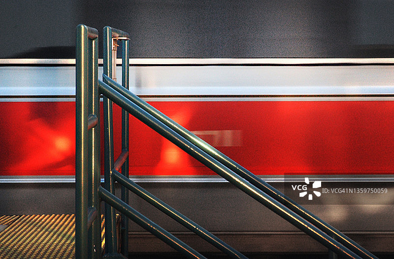 通勤列车侧面模糊图片素材