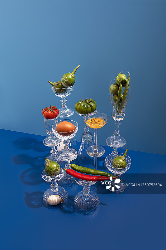 秋葵、辣椒、鸡蛋、西红柿、泰国茄子、球芽甘蓝、蛋黄和香槟酒杯图片素材