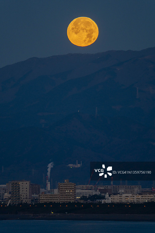 日本神奈川县山区满月晨景图片素材