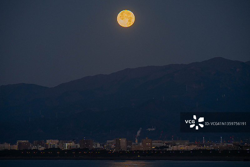 日本神奈川县山区满月晨景图片素材