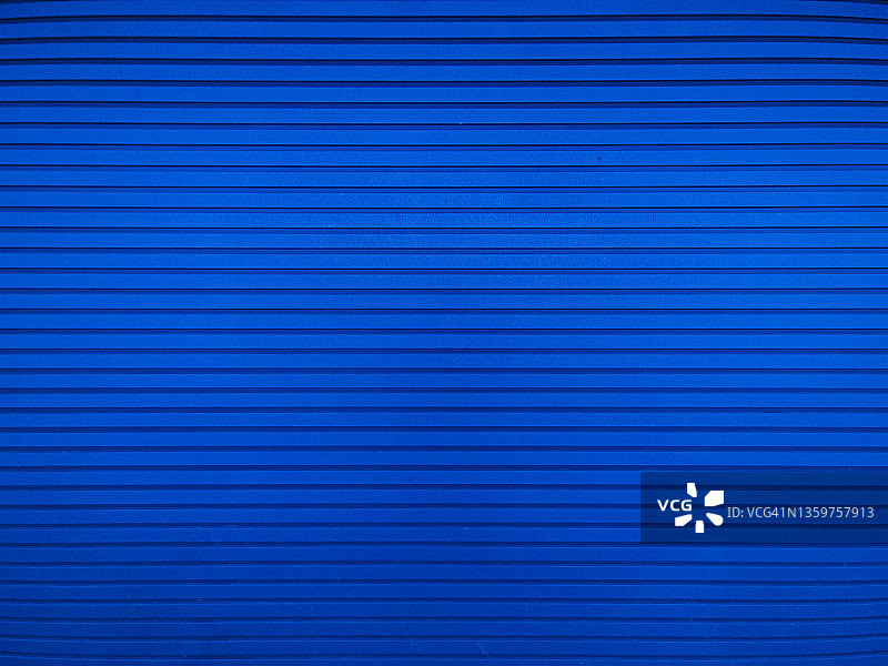 饱和深蓝色卷帘门图片素材