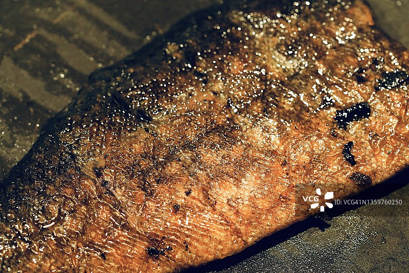 烹饪带鳞的鱼图片素材