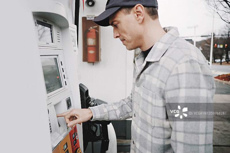男人在加油站加油图片素材