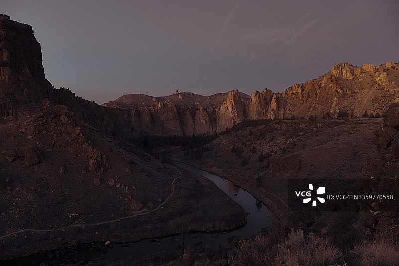 俄勒冈州中部弯曲的河流峡谷的 dramatic 黄昏景色图片素材