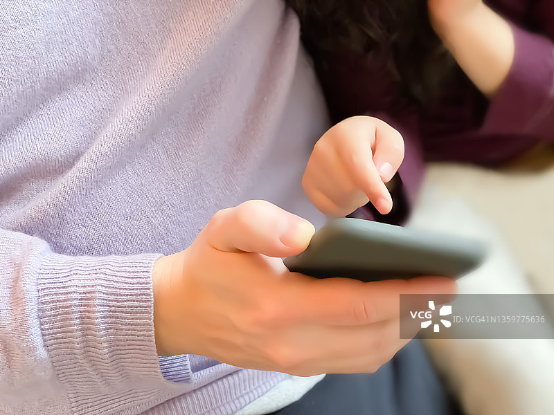 父亲与混血女儿在阳光房玩手机图片素材