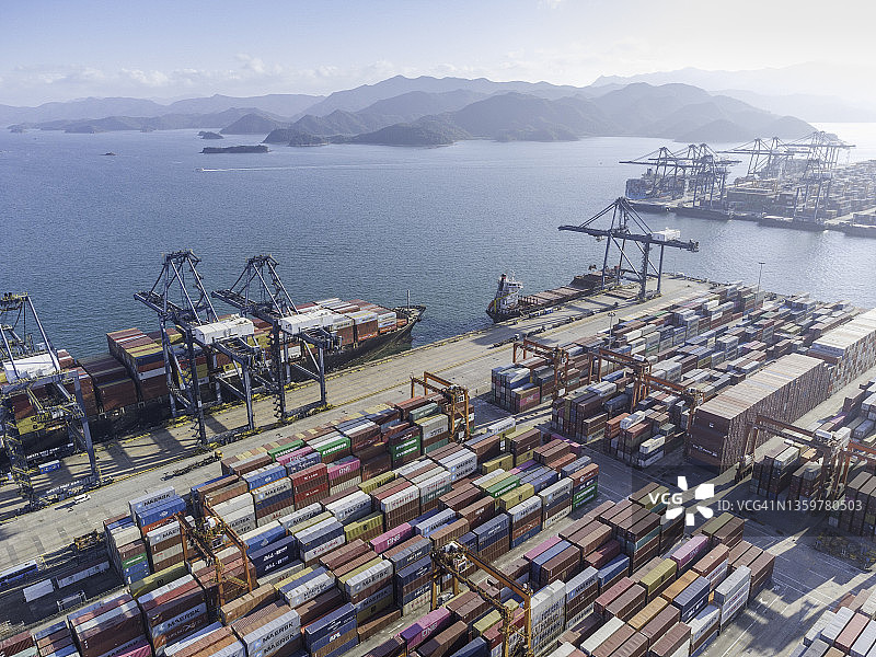 UAV航拍繁忙港口的集装箱运输图片素材