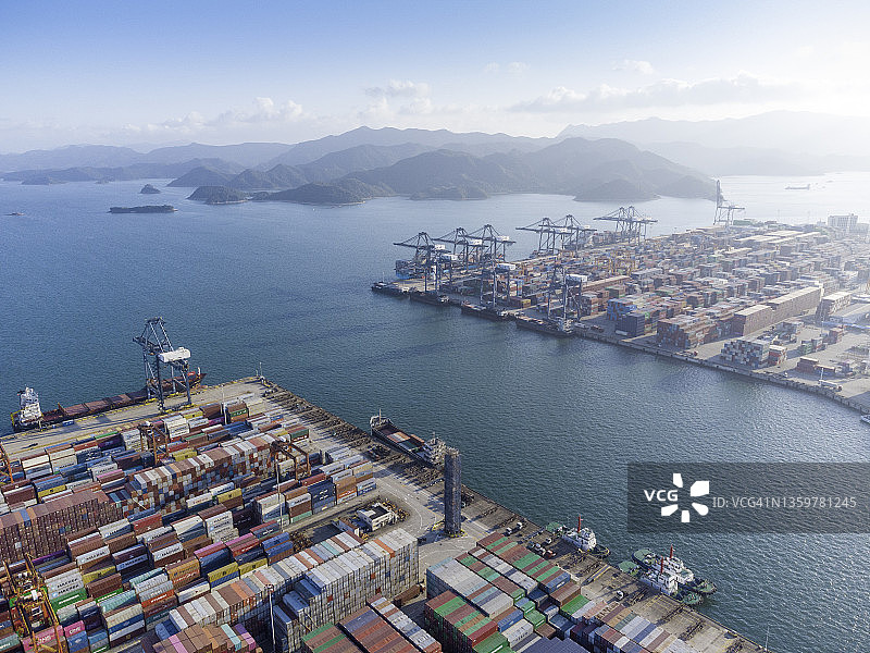UAV航拍繁忙港口的集装箱运输图片素材