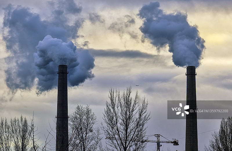 工厂烟囱排放的有毒气体图片素材