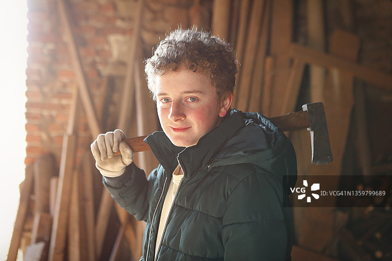 男孩在做柴火图片素材