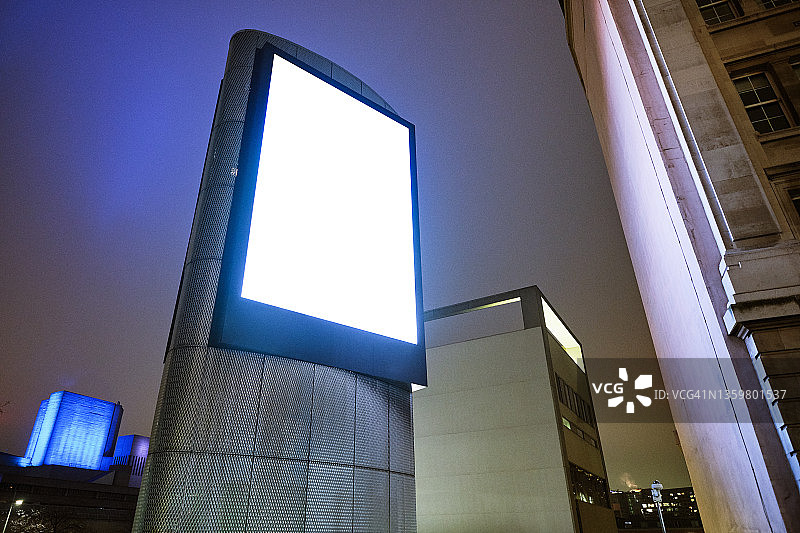 夜晚的空白电子广告牌仰视图片素材