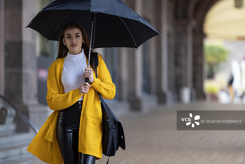 雨中漫步的女子图片素材