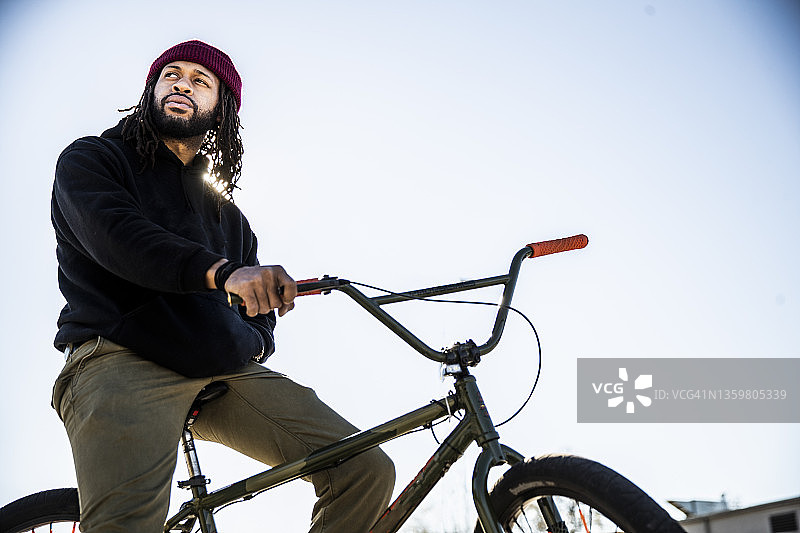 都市年轻BMX骑手肖像图片素材