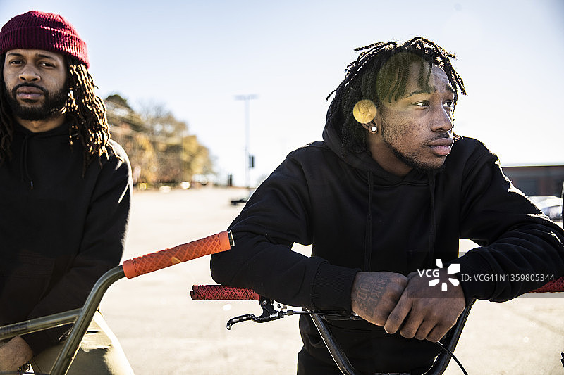 城市街区的年轻男子BMX骑手肖像图片素材