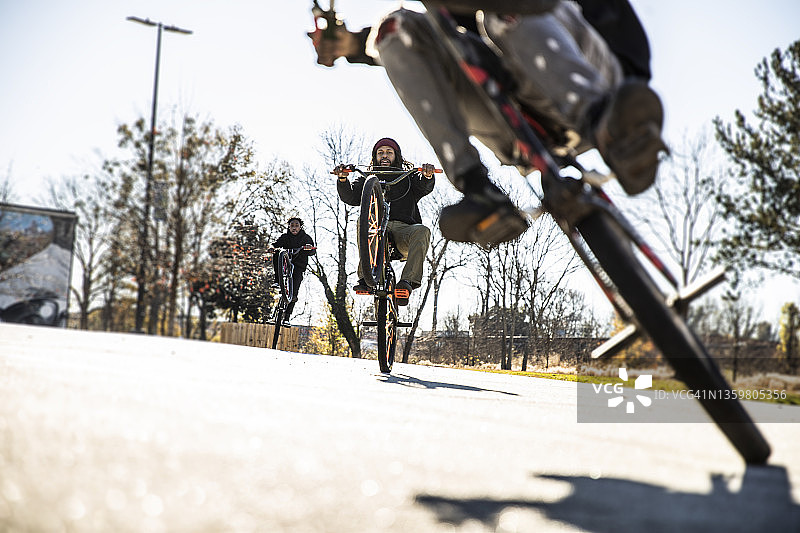 年轻男子在市区玩BMX骑行翘轮图片素材