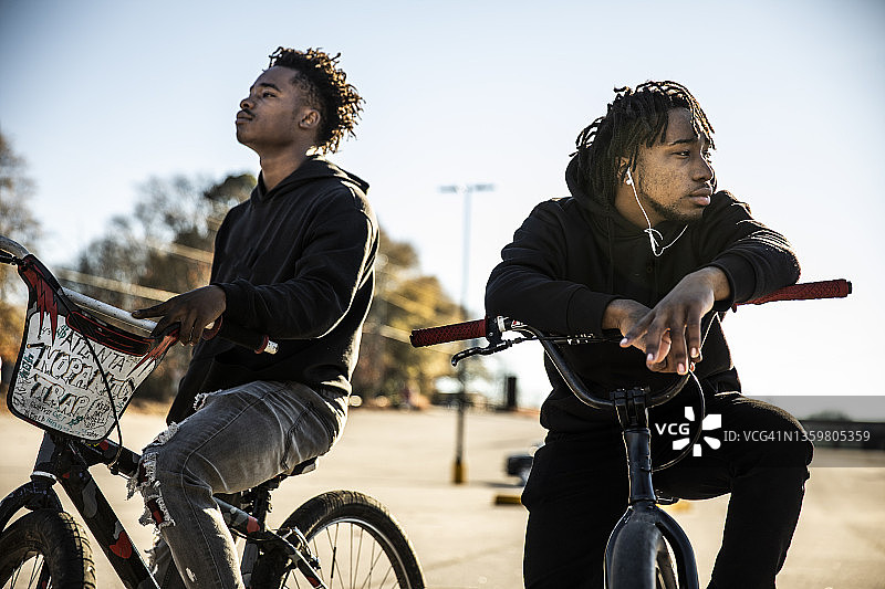 城市街区的年轻男子BMX骑手肖像图片素材